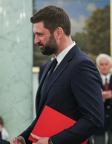 Rodzinny portret Nikodema Rachonia z żoną Katarzyną i trójką dzieci w naturalnym otoczeniu.