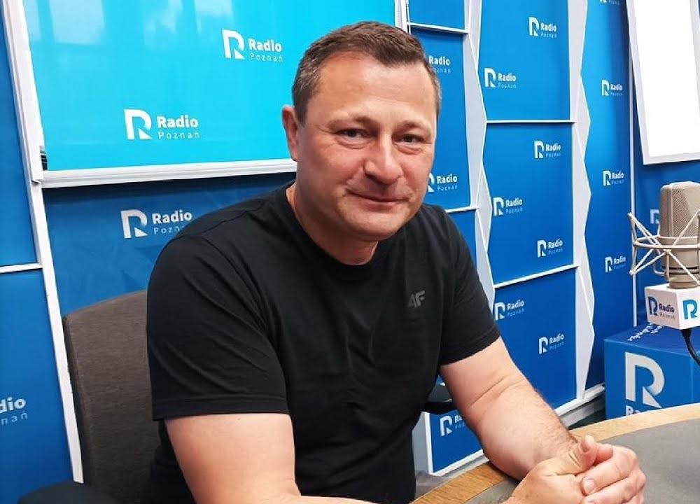 Krzysztof Paszyk podczas wystąpienia publicznego, symbolizującego jego zaangażowanie w rozwój regionalny i działalność polityczną.