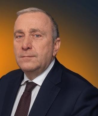 Elegancka, spokojna ulica mieszkalna we Wrocławiu z widocznymi domami i zielenią, symbolizująca miejsce zamieszkania Grzegorza Schetyny.