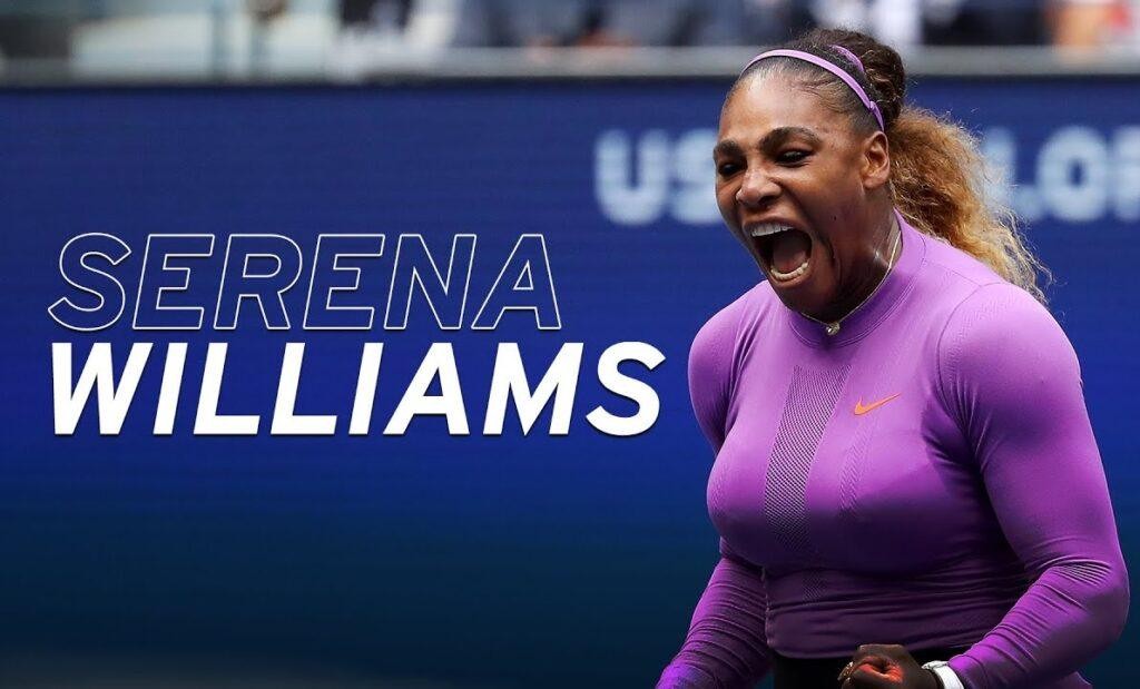 Serena Williams w trakcie uderzenia forhendowego, z widocznym skupieniem i dynamiką ruchu.