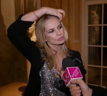 Magdalena Cielecka na planie filmowym lub teatralnej próbie, ukazana w naturalnej, dynamicznej pozie, oddającej jej zaangażowanie w pracę aktorską.