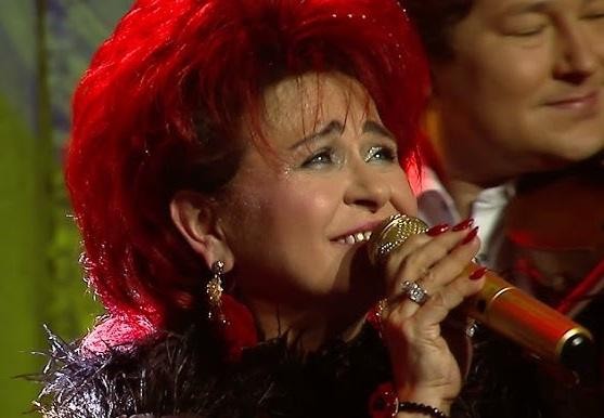Bernadeta Kowalska podczas interakcji z fanami lub występu na scenie, ujęcie dynamiczne, pełne energii.