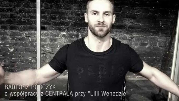 Dynamiczne czarno-białe zdjęcie Bartosza Porczyka w trakcie występu teatralnego, ukazujące intensywną ekspresję i dramatyczne oświetlenie sceniczne.