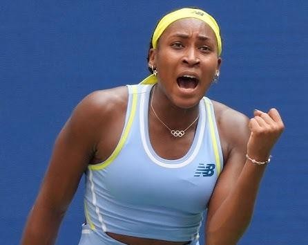Coco Gauff uśmiechnięta, w interakcji z fanami lub trzymająca trofeum, poza kortem, symbolizująca jej charyzmę i popularność.