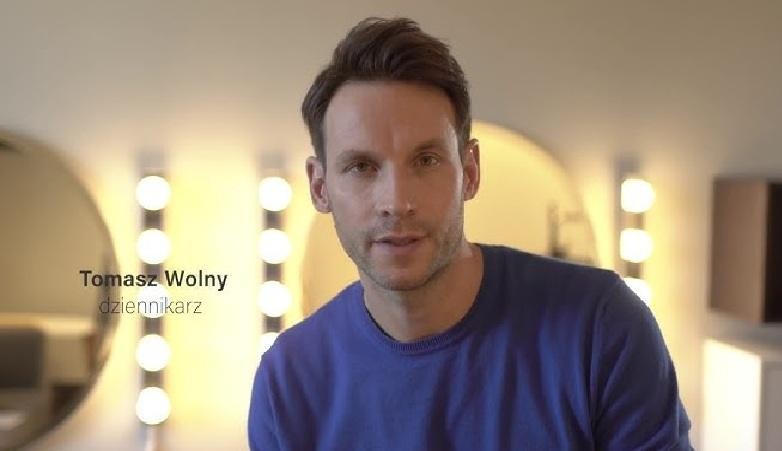 Tomasz Wolny uprawiający sport, np. brazylijskie jiu jitsu, koszykówkę, kitesurfing lub jazdę konną.