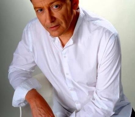 Nowoczesny dom jednorodzinny w Radzyminie, otoczony zielenią, symbolizujący spokój i prywatność.
