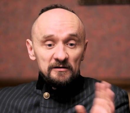Koncepcyjna grafika przedstawiająca połączenie edukacji teatralnej i osiągnięć zawodowych, z elementami sceny i symboli akademickich.