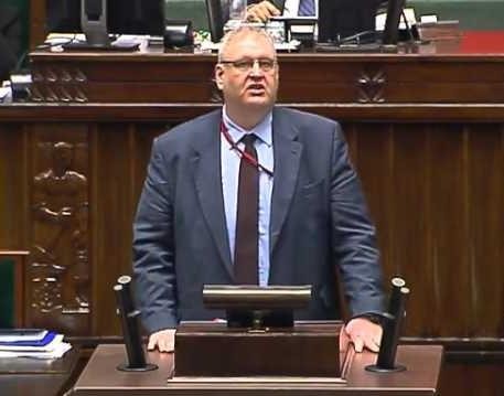 Stos książek autorstwa Bogdana Święczkowskiego: „Łańcuch poszlak” i „Afery czasów Donalda Tuska”, symbolizujące jego działalność publicystyczną.