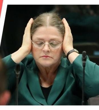 Krystyna Pawłowicz podczas przemówienia, z ekspresyjną mimiką i gestykulacją.