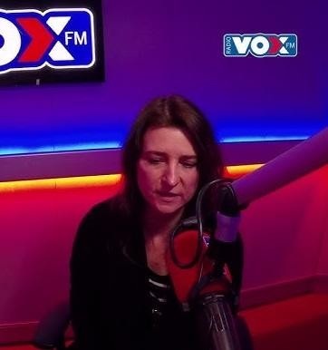Renata Dąbkowska śpiewająca na scenie, oddająca energię i pasję swojego występu.