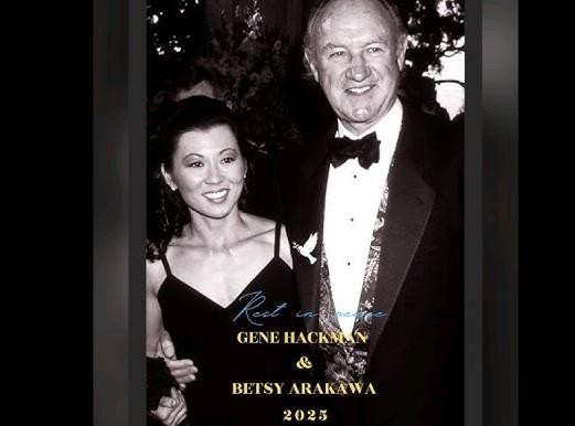 Betsy Arakawa grająca na fortepianie w swoim domu w Santa Fe, w otoczeniu architektonicznych detali odzwierciedlających styl Pueblo i kolonialny Nowy Meksyk.
