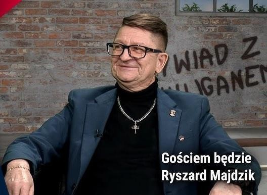 Czarno-biała fotografia przedstawiająca scenę z czasów PRL, ukazująca działalność opozycyjną, taką jak tajne drukowanie lub kolportaż ulotek, symbolizująca walkę o wolność i opór.