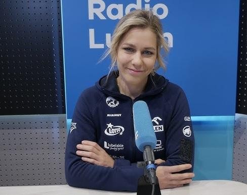 Aleksandra Mirosław trenująca na 15-metrowej ściance wspinaczkowej w hali sportowej Lubelskiego Uniwersytetu Medycznego, ukazująca swoje zaangażowanie w przygotowania.