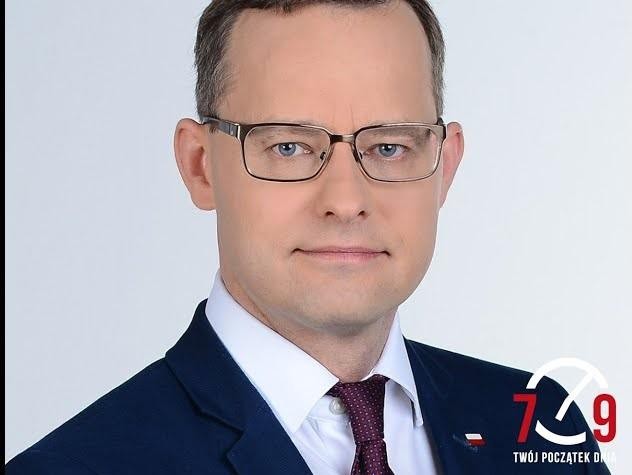 Marcin Romanowski podczas publicznego wystąpienia lub w otoczeniu symbolizującym jego działalność polityczną.