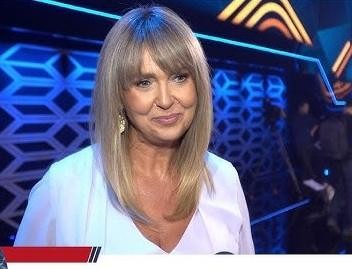 Ewa Wachowicz w stroju sportowym, podczas wspinaczki górskiej, z uśmiechem na twarzy, podkreślającym jej pasję do aktywności fizycznej.