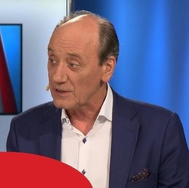 Dariusz Szpakowski w charakterystycznym momencie komentowania, ukazujący jego pasję do sportu.