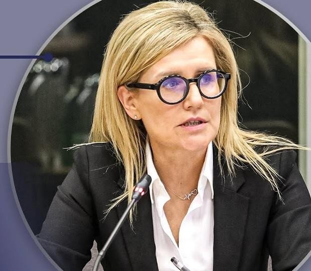 Ewa Wrzosek, prokurator, przemawiająca publicznie, symbolizująca zaangażowanie w obronę praworządności.