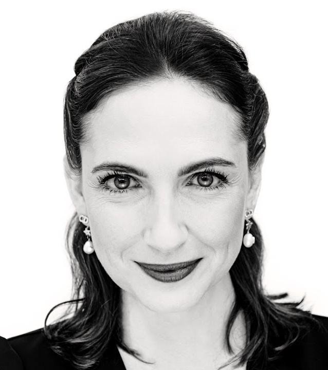 Anna Cieślak na planie filmowym lub teatralnym, skupiona podczas pracy.