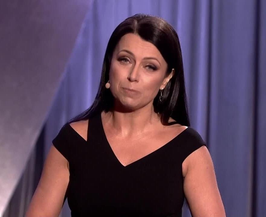 Adrianna Borek w naturalnej, zakulisowej scenerii, ukazująca jej autentyczną ekspresję poza sceną.