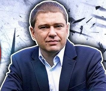 Piotr Szumlewicz przemawiający z pasją na podium, symbolizujący jego zaangażowanie w działalność publiczną i związkową.