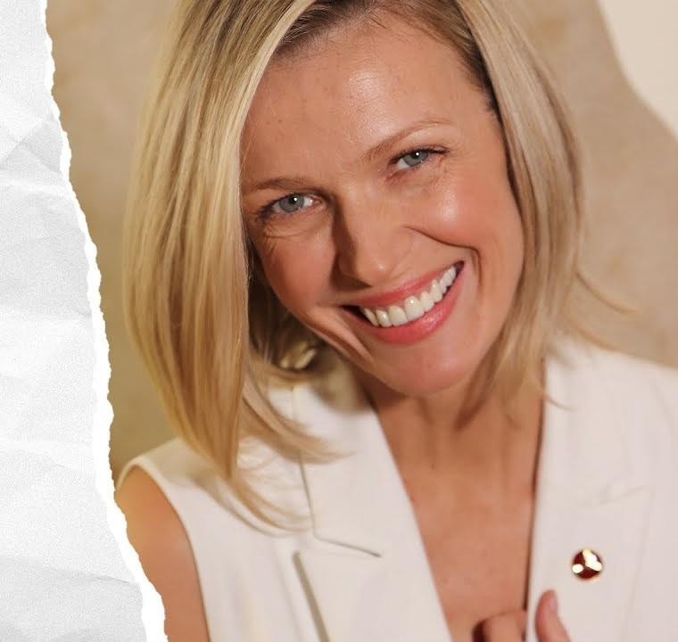 Magda Mołek w domowym zaciszu, otoczona synami, ukazująca ciepło i radość życia rodzinnego.