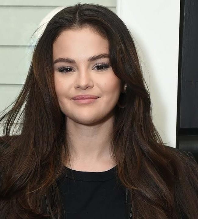 Selena Gomez w dynamicznej kompozycji, łączącej elementy jej kariery muzycznej i aktorskiej z symbolami marki Rare Beauty i działalności na rzecz zdrowia psychicznego.