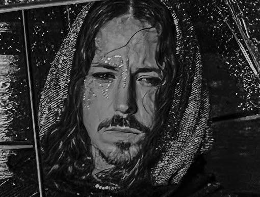 Michał Szpak na zbliżeniu, prezentujący charakterystyczny makijaż i fryzurę, podkreślające jego artystyczny wizerunek.