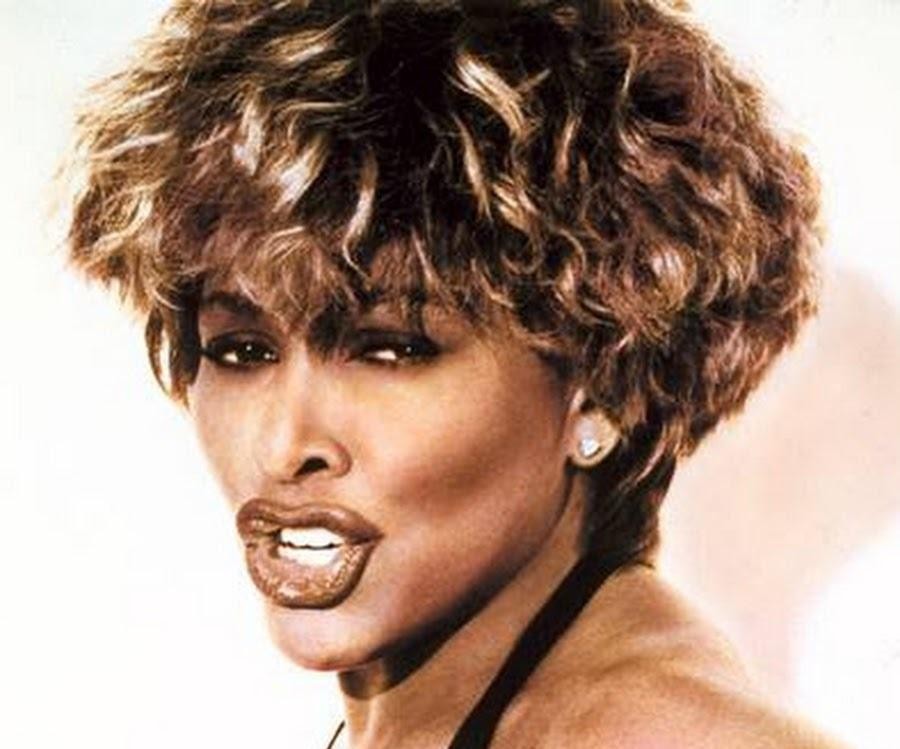 Tina Turner z Erwinem Bachem, uśmiechnięci i obejmujący się, obrazujący ich miłość i spokój w życiu prywatnym.