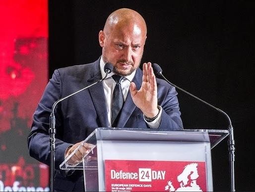 Alt: Graficzne przedstawienie symboli medycyny, prawa i wojskowości, odzwierciedlające interdyscyplinarne kwalifikacje Jacka Zdzisława Siewiery.